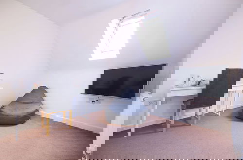 Photo 12 - Modern 4 Bed Townhouse with Parking