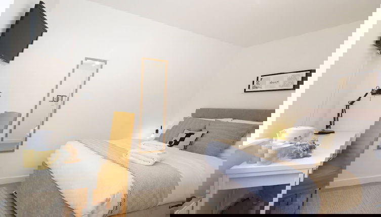 Photo 1 - Modern 4 Bed Townhouse with Parking