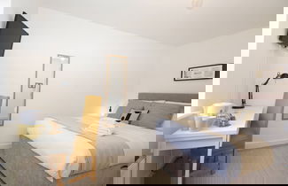Photo 1 - Modern 4 Bed Townhouse with Parking