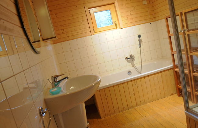 Spacious Chalet Located at Bomal with Hot Tub & Garden Parlour - Foto 16