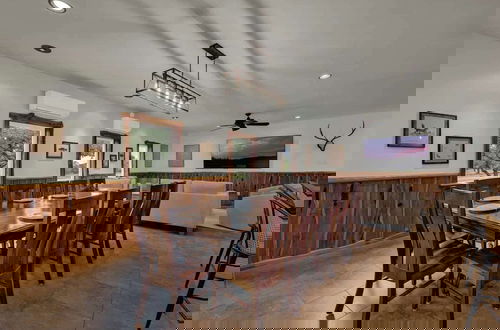 Photo 49 - Oakridge Ranch: Pool + Hot-tub, Pickleball Court, Whiskey & Wine Room