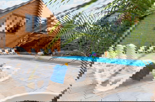 Foto 10 - Holiday Homes With Pool, Rewal