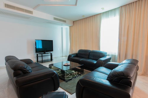 Photo 14 - The Penthouse Suites Hotel