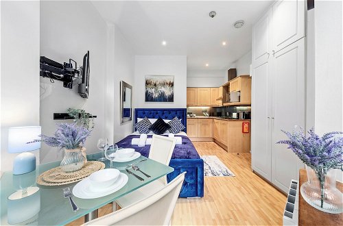 Photo 9 - Immaculate 1-bed Studio in London