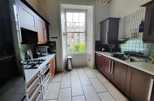 Photo 2 - 297 Charming Spacious 2 Bedroom Apartment in the Centre of Edinburgh s Old Town