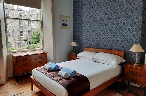 Photo 10 - 297 Charming Spacious 2 Bedroom Apartment in the Centre of Edinburgh s Old Town