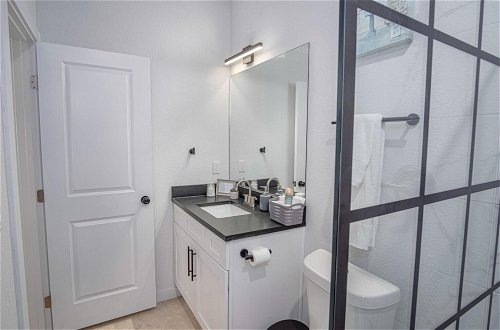 Photo 8 - Brand NEW 6 Stylish 3BR Near Exciting Downtown
