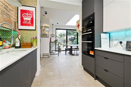 Photo 1 - Stunning one Bedroom Flat With Large Terrace in Chiswick by Underthedoormat
