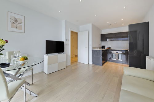 Photo 12 - Spacious Flat Near South Bank by Underthedoormat