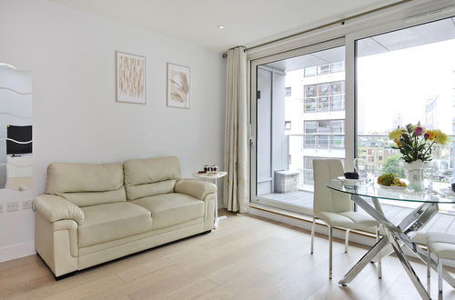 Photo 1 - Spacious Flat Near South Bank by Underthedoormat