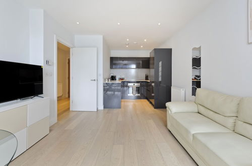 Photo 11 - Spacious Flat Near South Bank by Underthedoormat