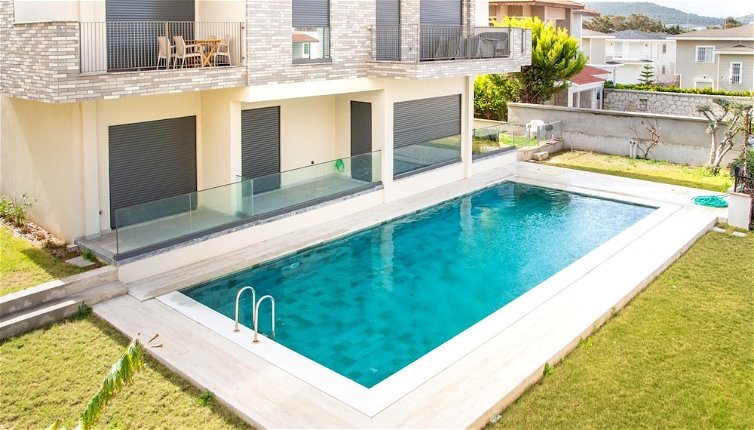 Photo 1 - Gorgeous Apartment With Pool and Balcony In Izmir