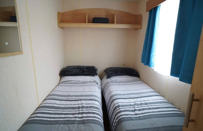 Pets go Free Family 3 Bed Caravan With Decking - Photo 3