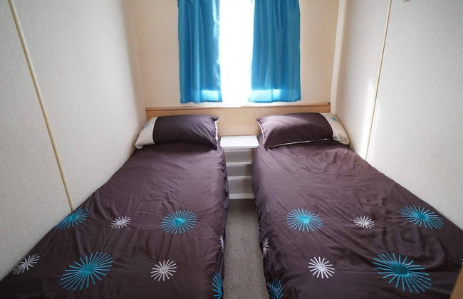 Pets go Free Family 3 Bed Caravan With Decking - Photo 2