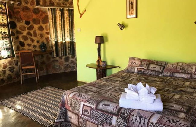 Charming Bush Chalet 1 on This World Renowned Eco Site 40 Minutes From Vic Falls Fully Catered Stay - 1975 - Foto 1