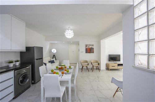 Photo 3 - Larnaca Finikoudes Suite 405