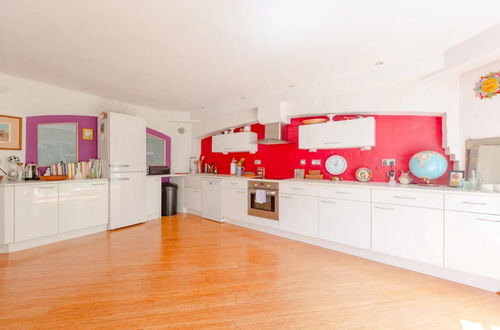 Photo 8 - Vibrant 2BD Flat - Near London Bridge