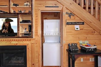 Foto 6 - Kiss Me Goodnight 1 Bedroom Cabin by RedAwning