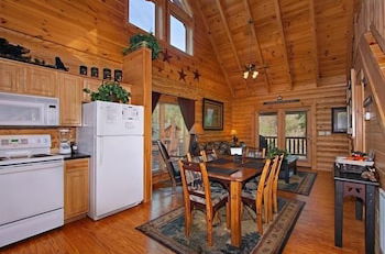 Foto 4 - Kiss Me Goodnight 1 Bedroom Cabin by RedAwning