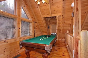 Foto 11 - Kiss Me Goodnight 1 Bedroom Cabin by RedAwning