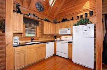 Foto 5 - Kiss Me Goodnight 1 Bedroom Cabin by RedAwning