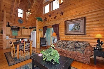 Foto 8 - Kiss Me Goodnight 1 Bedroom Cabin by RedAwning