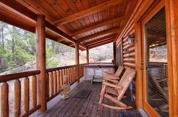 Foto 15 - Kiss Me Goodnight 1 Bedroom Cabin by RedAwning