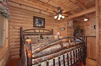 Foto 3 - Kiss Me Goodnight 1 Bedroom Cabin by RedAwning