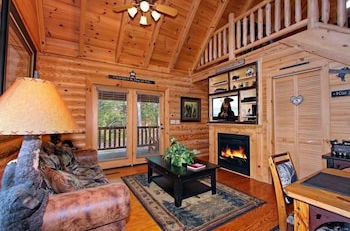 Foto 7 - Kiss Me Goodnight 1 Bedroom Cabin by RedAwning