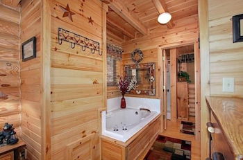 Foto 9 - Kiss Me Goodnight 1 Bedroom Cabin by RedAwning