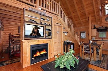 Foto 13 - Kiss Me Goodnight 1 Bedroom Cabin by RedAwning
