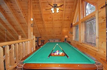 Foto 12 - Kiss Me Goodnight 1 Bedroom Cabin by RedAwning