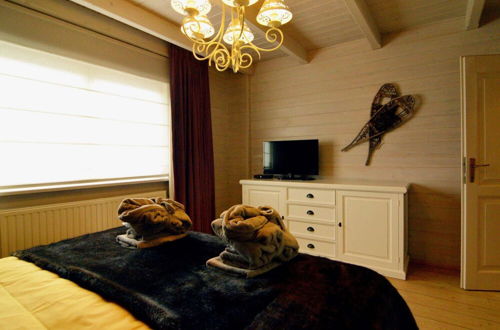 Photo 9 - Luxurious Villa with Sauna, Hot Tub, Recreation Room, Large Enclosed Garden