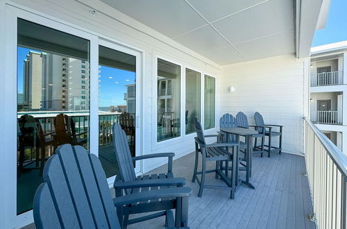 Photo 28 - Charming 2bd/1.5ba Beachfront Condo w/ Pool View