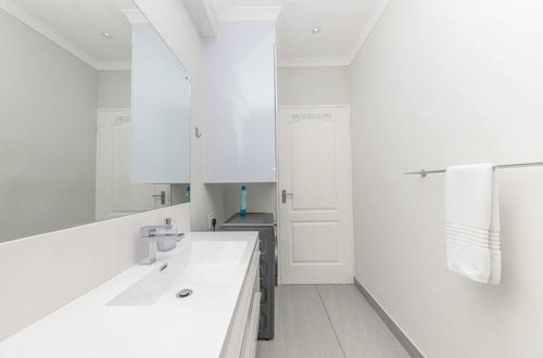 Photo 18 - Stylish and Central 1 BD in Sea Point