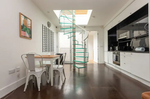 Photo 17 - Bright and Stylish 2 Bedroom House in Shoreditch