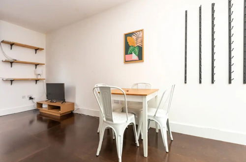 Photo 18 - Bright and Stylish 2 Bedroom House in Shoreditch