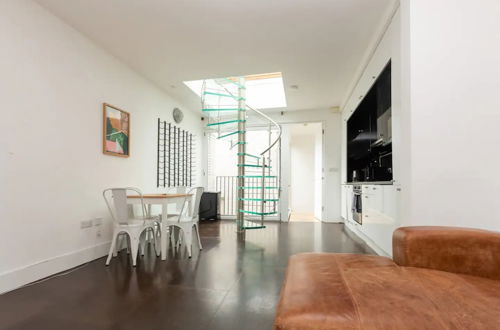 Foto 15 - Bright and Stylish 2 Bedroom House in Shoreditch