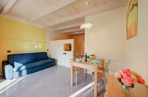 Photo 18 - Yellow Apartment Desenzano With Smart TV