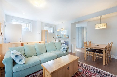 Photo 14 - Attractive Apartment With Private Patio in Fashionable Fulham by Underthedoormat