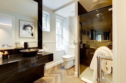 Photo 15 - Flawless Eight-bedroom Cheyne Family Home in the Heart of Chelsea