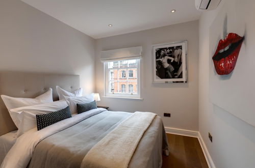 Photo 6 - Flawless Eight-bedroom Cheyne Family Home in the Heart of Chelsea