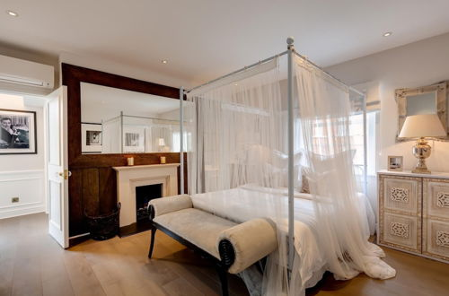 Photo 4 - Flawless Eight-bedroom Cheyne Family Home in the Heart of Chelsea