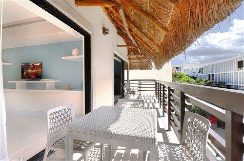 Photo 9 - Luxury 2BR PH With Private Pooldeck Steps Away From the Beach