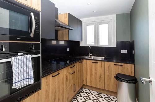 Photo 20 - Spacious & Pristine 2BD Flat - Balham