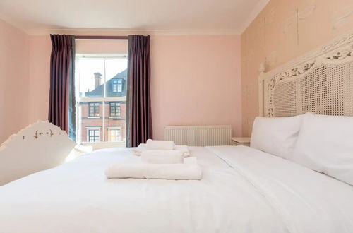 Photo 3 - Spacious & Pristine 2BD Flat - Balham