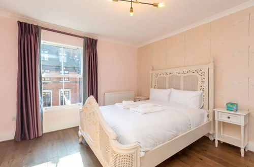 Photo 14 - Spacious & Pristine 2BD Flat - Balham