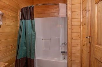 Foto 15 - Luxurious Nine Bears Home Minutes Away to Gatlinburg by Redawning