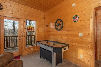 Foto 18 - Luxurious Nine Bears Home Minutes Away to Gatlinburg by Redawning