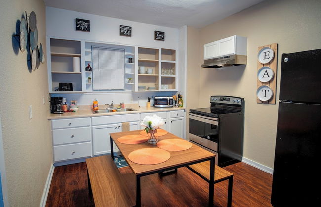 Cozy Downtown Guest House 2br/1ba Sleeps 8 - Photo 12